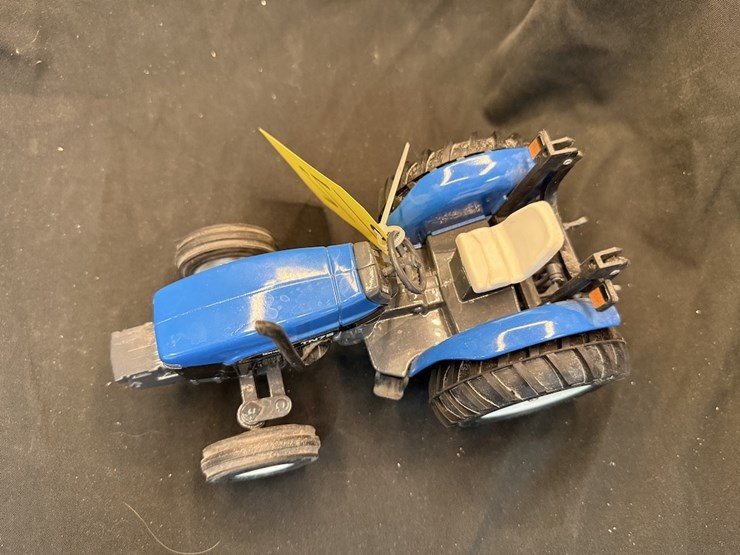 ertl-new-holland-tn75-image-2