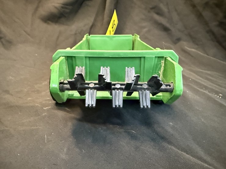 ertl-john-deere-spreader-image-4