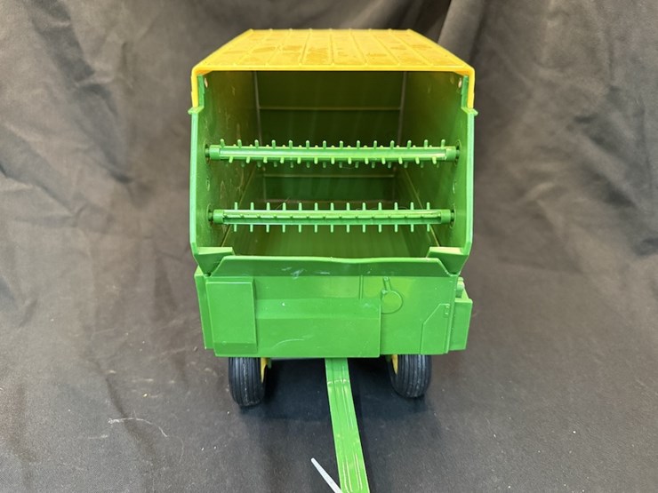 ertl-john-deere-chopper-box-image-2