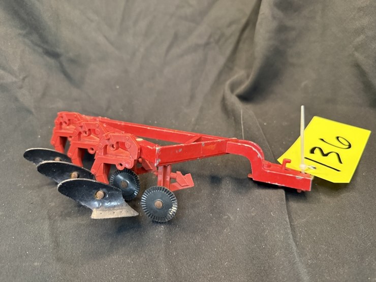ertl-ih-plow-image-1