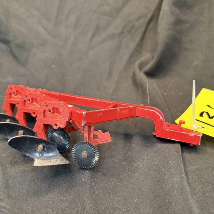 Ertl IH Plow