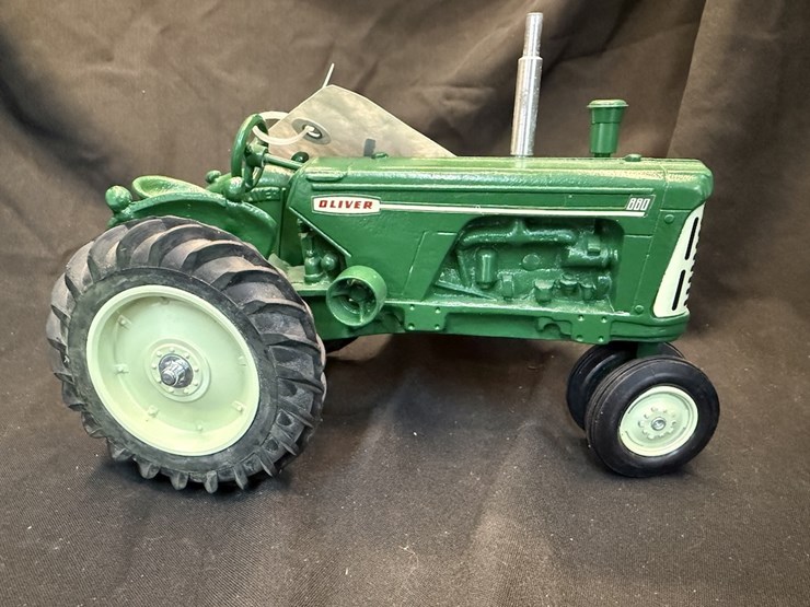 ertl-oliver-880-tractor-image-3