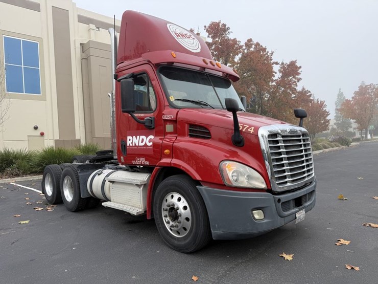 2014-freightliner-tandem-axle-day-cab-truck-tractor-image-2