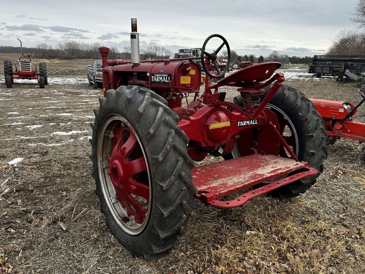 farmall-f-20-narrow-front-on-rubber-image-2