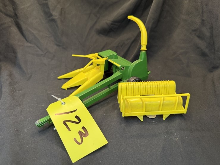 ertl-john-deere-chopper-w/-heads-image-1