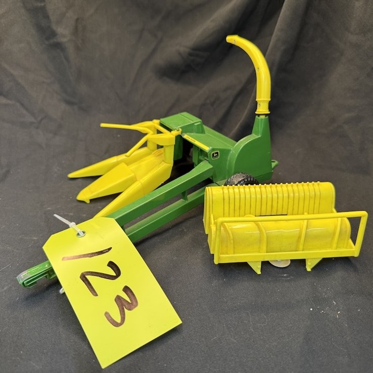 Ertl John Deere Chopper w/ Heads