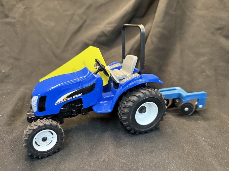 ertl-new-holland-tc33da-tractor-and-plow-image-1