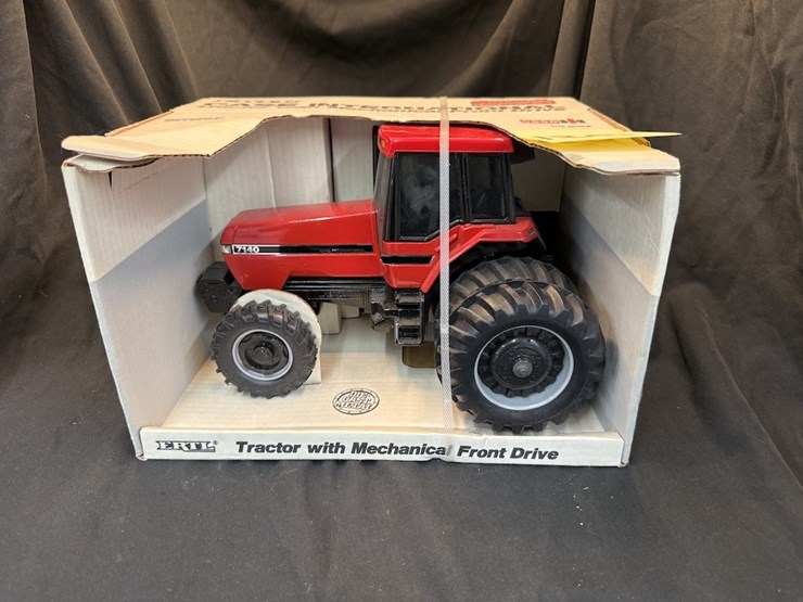 ertl-case-ih-7140-image-1