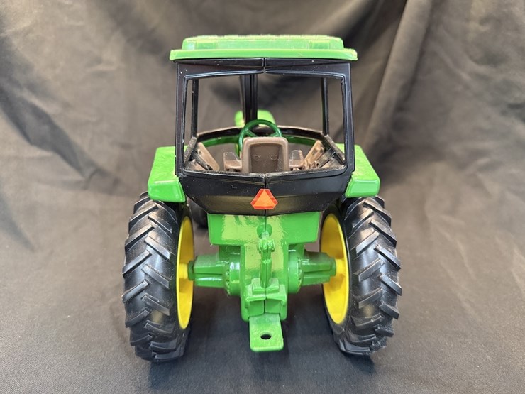 ertl-john-deere-4450-image-4