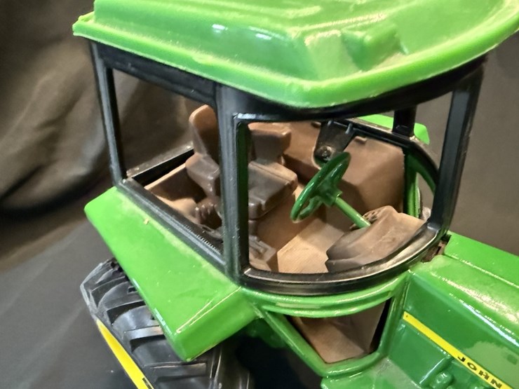 ertl-john-deere-4450-image-5