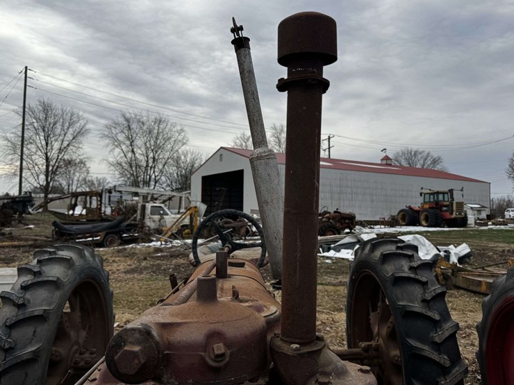 farmall-f-12-narrow-front-on-rubber-image-36