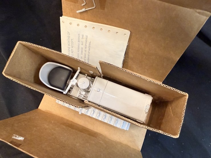 ertl-1926-2-ton-caterpillar-image-5