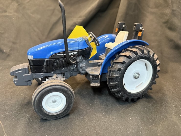 ertl-new-holland-tn75-image-1