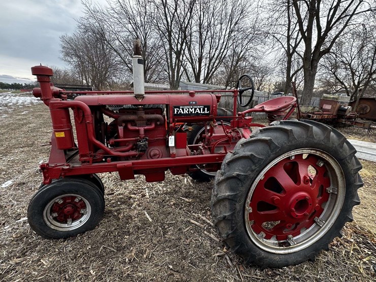 farmall-f-20-narrow-front-on-rubber-image-1
