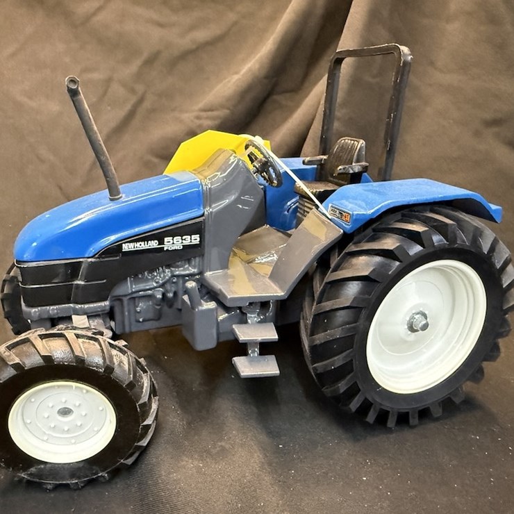 NEW HOLLAND 5635