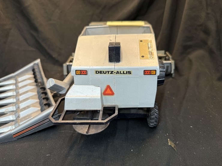 gleaner-r60-combine-w/-heads-image-4