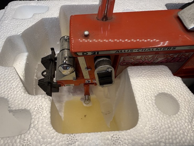 speccast-allis-chalmer-d-21-pulling-tractor-image-6