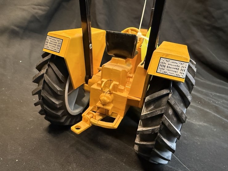 ertl-white-american-60-(yellow)-image-4