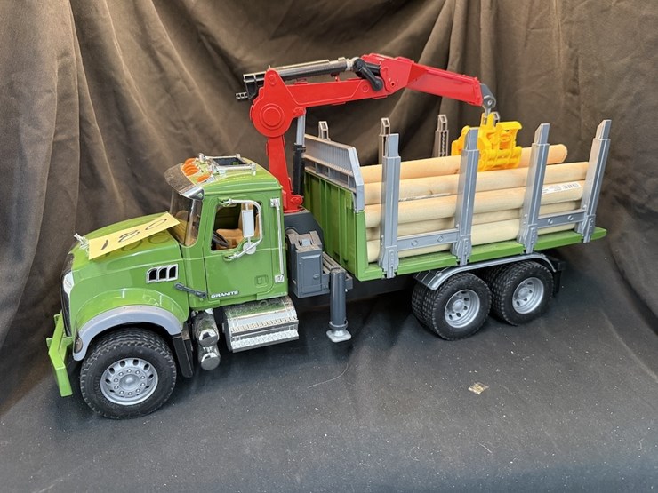 bruder-02824-mack-granite-timber-truck-image-1