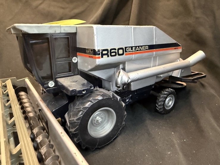 gleaner-r60-combine-w/-heads-image-2