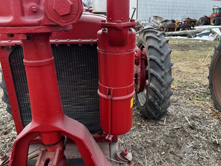 farmall-f-20-narrow-front-on-rubber-image-58
