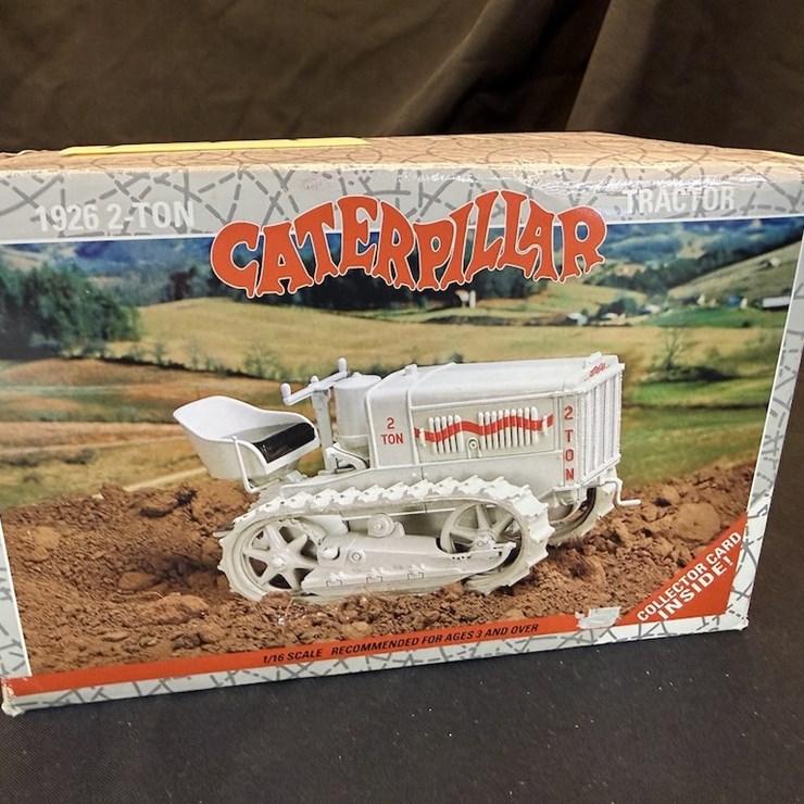 Ertl 1926 2-ton Caterpillar
