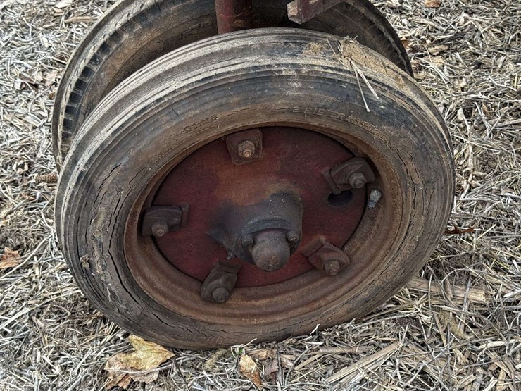 farmall-f-12-narrow-front-on-rubber-image-12
