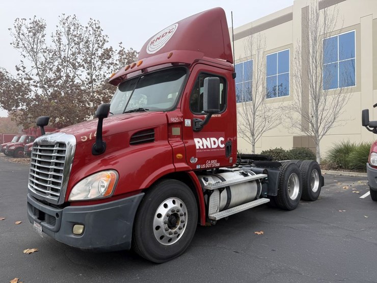 2014-freightliner-tandem-axle-day-cab-truck-tractor-image-1