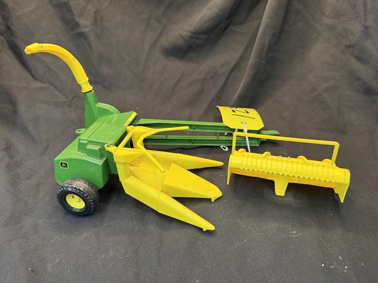 ertl-john-deere-chopper-w/-heads-image-2
