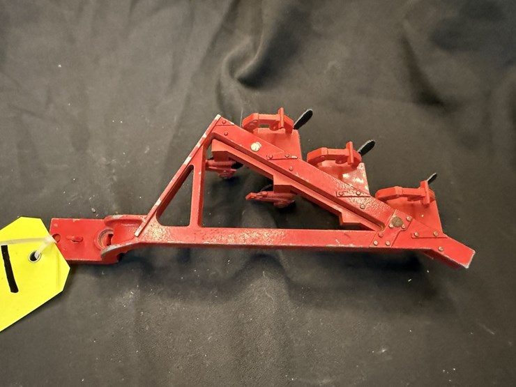 ertl-ih-plow-image-3