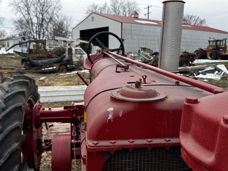 farmall-f-20-narrow-front-on-rubber-image-48