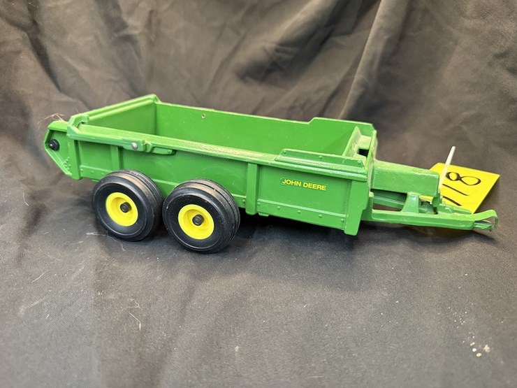 ertl-john-deere-spreader-image-3