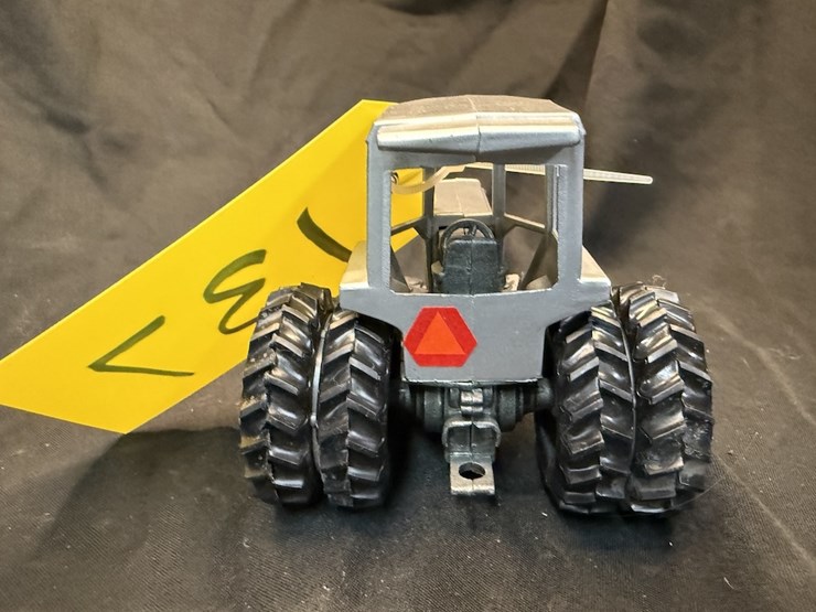 ertl-white-field-boss-185-image-3