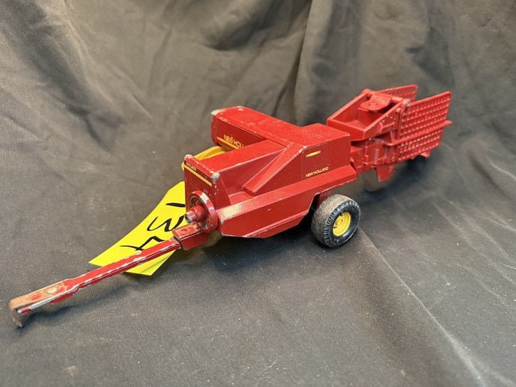 ertl-new-holland-square-baler-image-1
