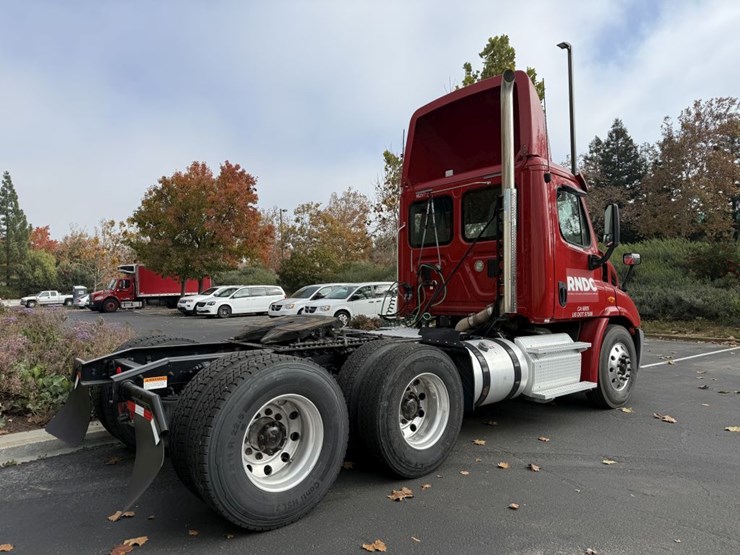 2014-freightliner-tandem-axle-day-cab-truck-tractor-image-3