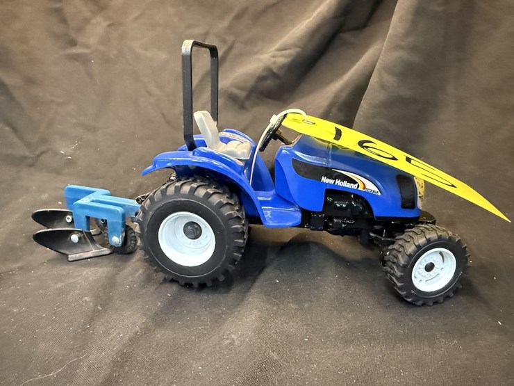 ertl-new-holland-tc33da-tractor-and-plow-image-3