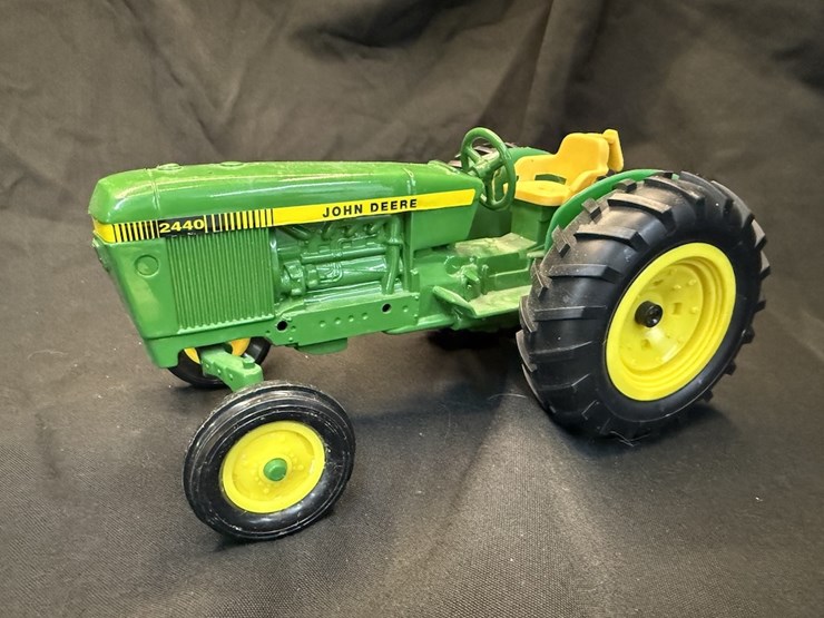 ertl-john-deere-4240-image-3