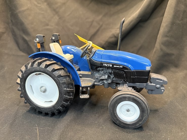 ertl-new-holland-tn75-image-3