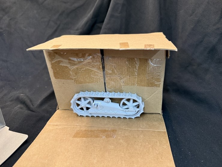 ertl-1926-2-ton-caterpillar-image-4