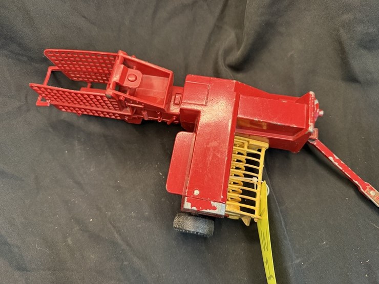 ertl-new-holland-square-baler-image-4