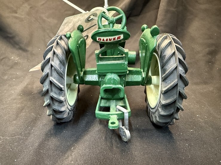 ertl-oliver-880-tractor-image-5