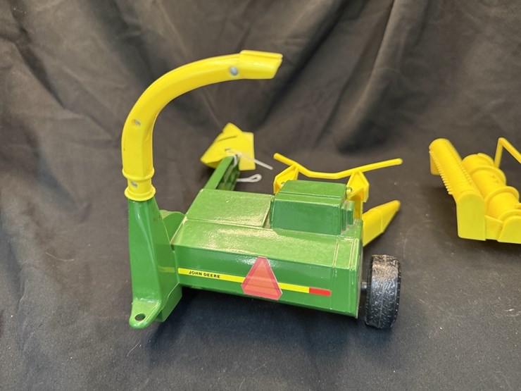 ertl-john-deere-chopper-w/-heads-image-3