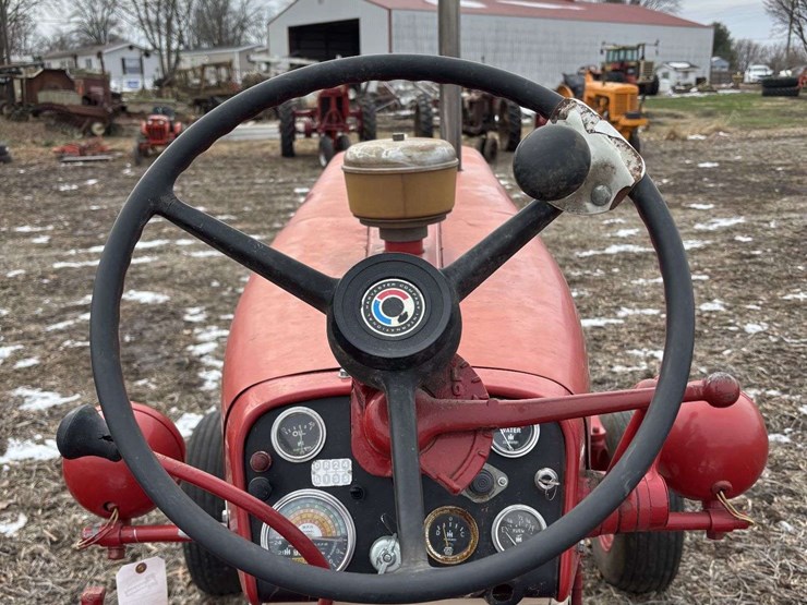 farmall-560-wide-front-image-56