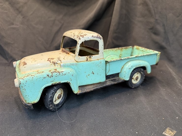 tru-scale-international-harvester-pickup-image-1