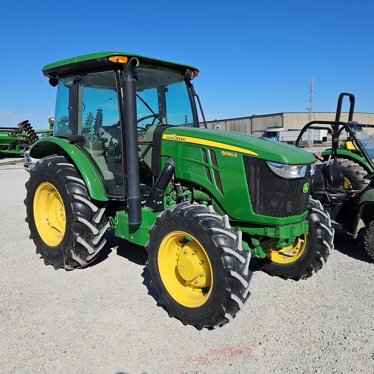 JOHN DEERE 5090E