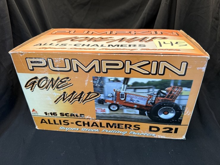 speccast-allis-chalmer-d-21-pulling-tractor-image-1