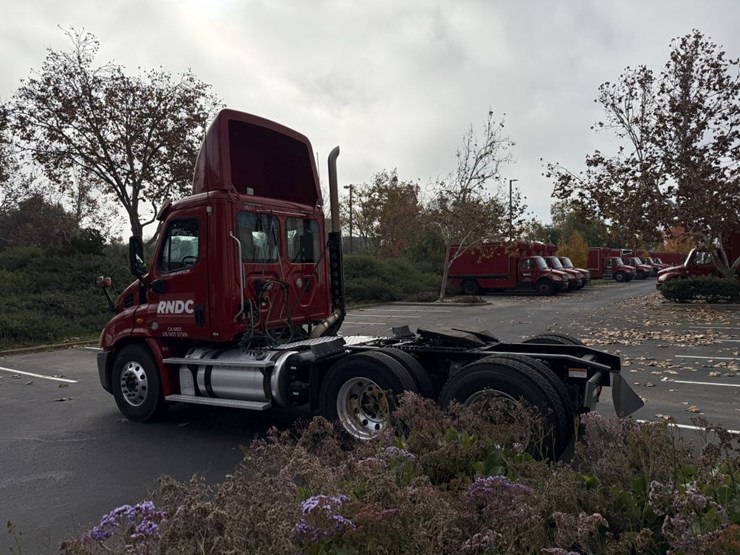 2014-freightliner-tandem-axle-day-cab-truck-tractor-image-4