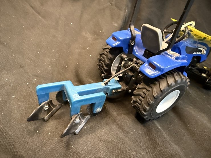 ertl-new-holland-tc33da-tractor-and-plow-image-4