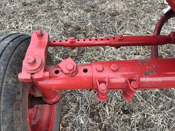 farmall-560-wide-front-image-18