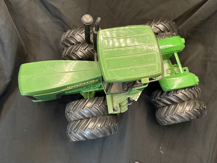 ertl-john-deere-9020-image-2